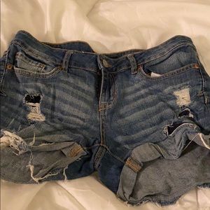 Medium wash midi shorts with rips